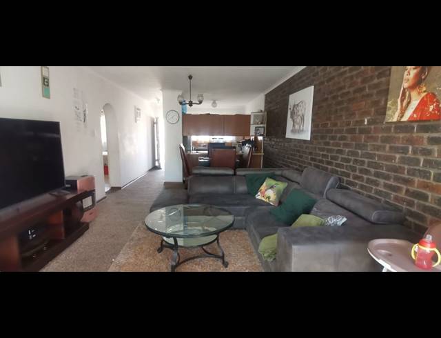 2 BEDROOM FLAT FOR SALE IN VEREENIGING CENTRAL